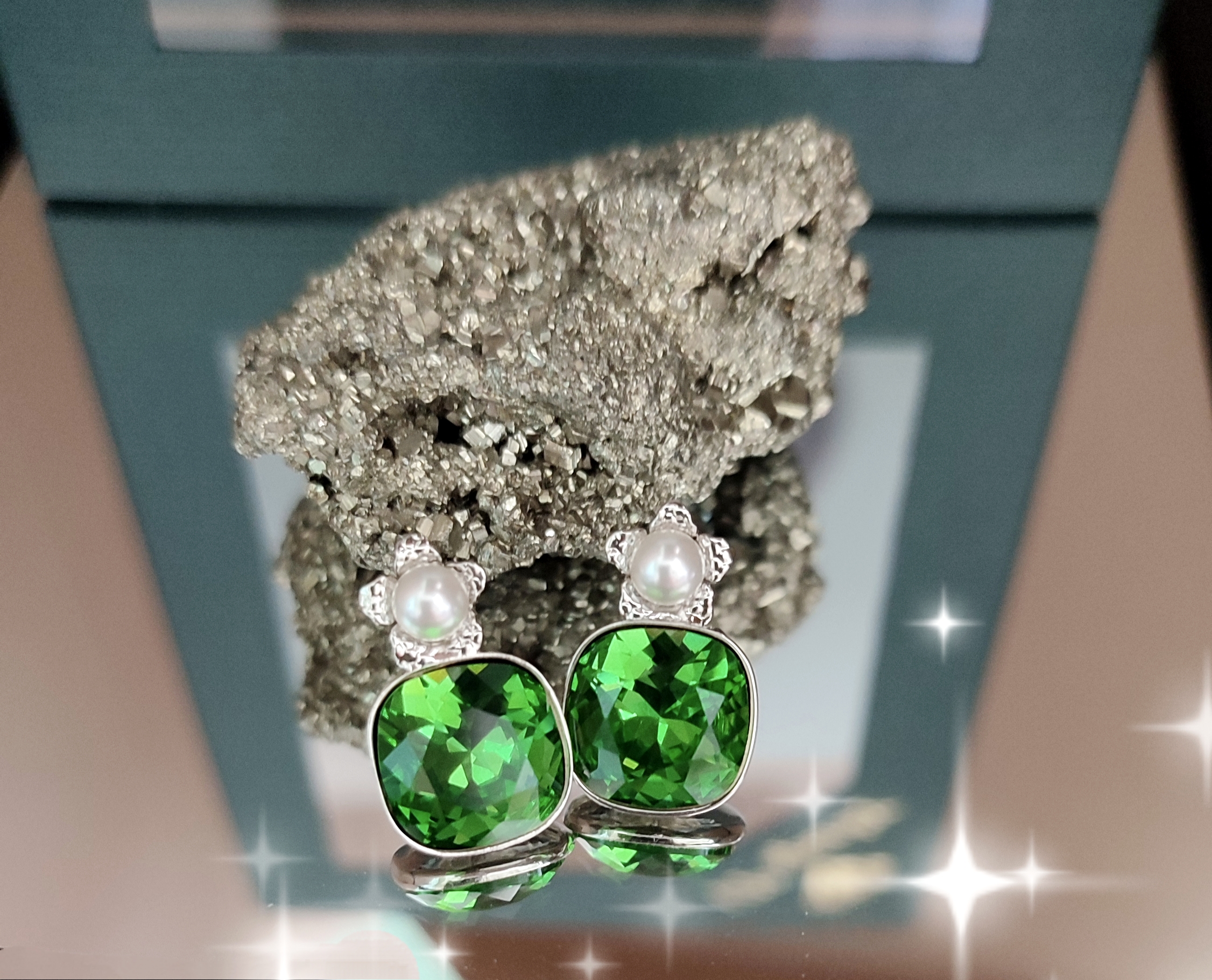 Originálne rhódiované napichovacie náušnice so Sw crystals - Kvet Amazonky 3
