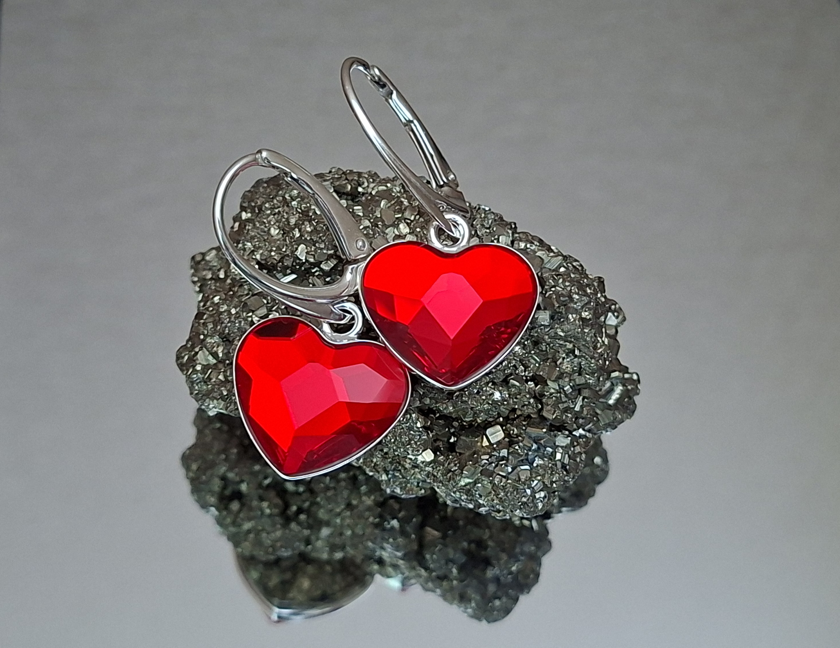 Srdiečkové visiace náušnice - červené